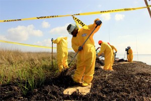 Azwell-oilspillworkers400