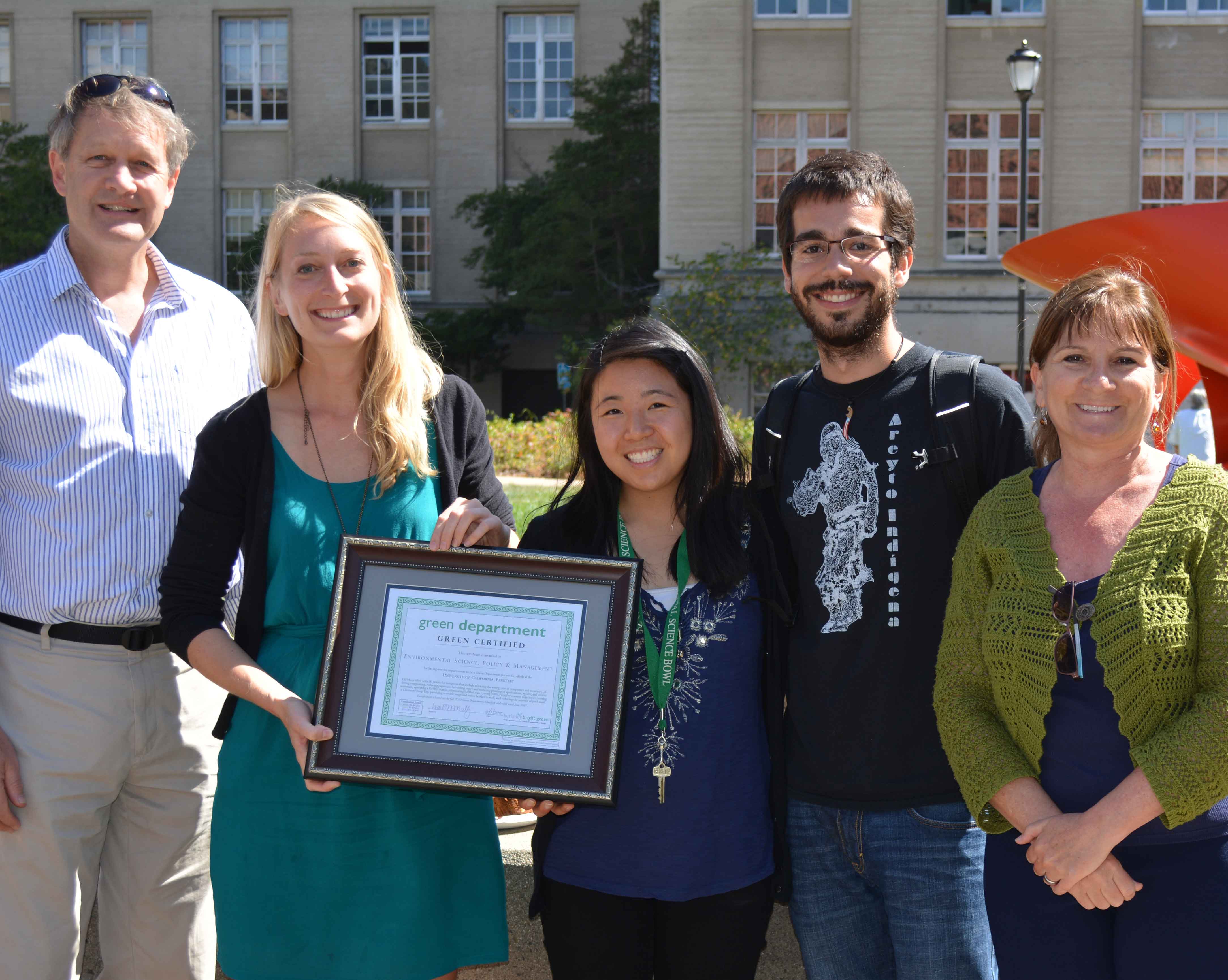 Image of the Green team receiving a certificate