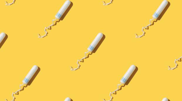 Tampons spaced out against yellow colored backdrop