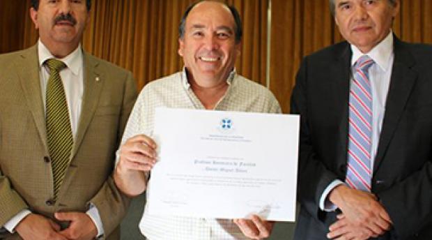Professor Miguel Altieri recieved an award from Chile!
